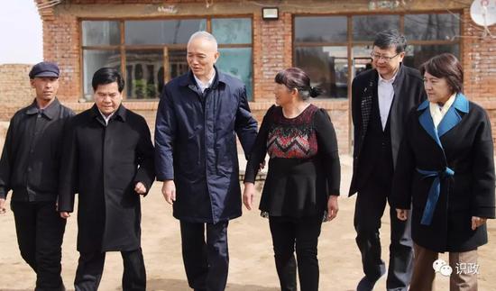 走訪慰問(wèn)建檔立卡貧困戶